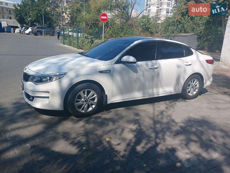 Седан Kia K5 2015 в 