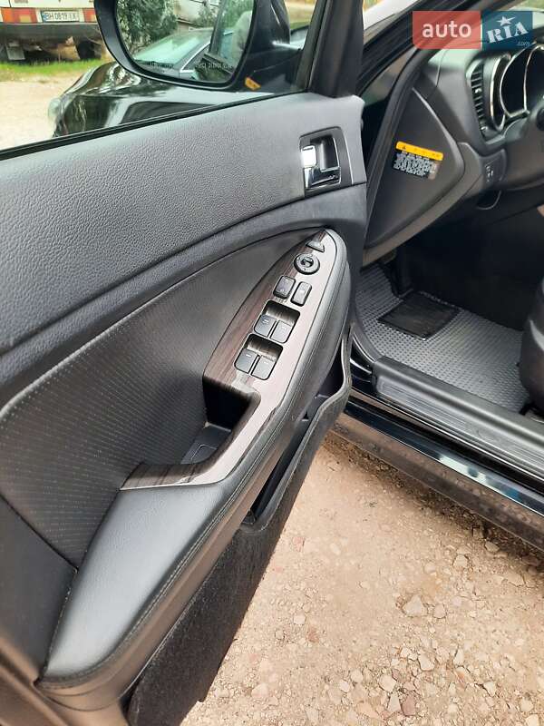 Седан Kia K5 2012 в Одессе