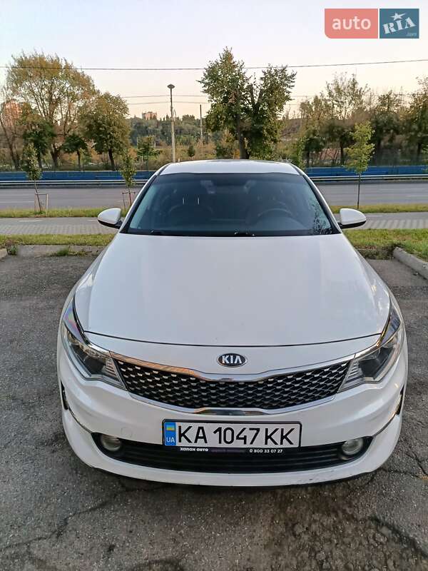 Седан Kia K5 2016 в 