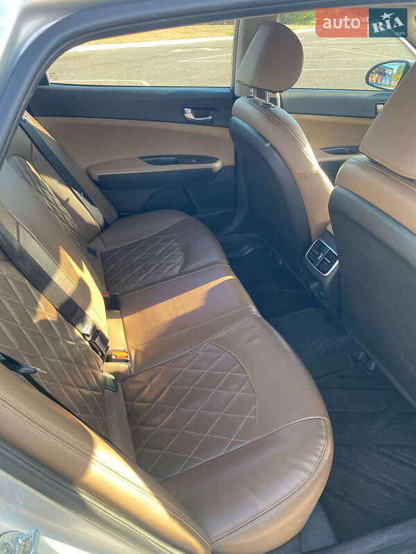 Седан Kia K5 2016 в Павлограде