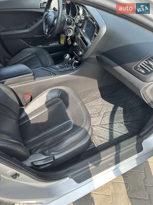 Седан Kia K5 2012 в Измаиле