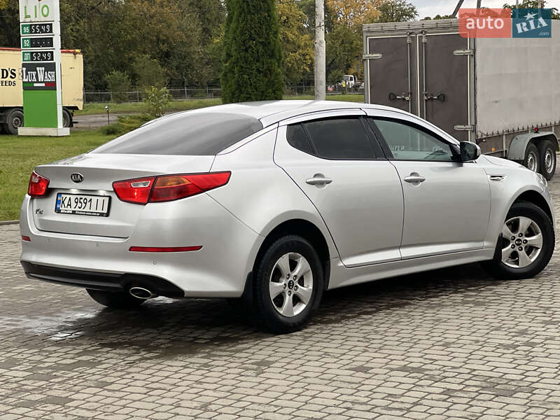 Седан Kia K5 2015 в Самборі