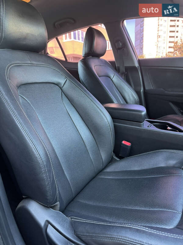 Седан Kia K5 2012 в Києві