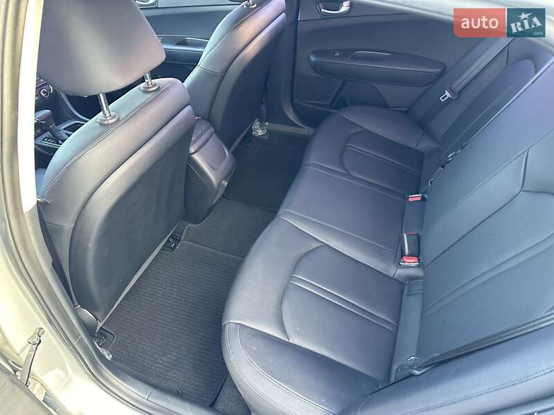 Седан Kia K5 2016 в Киеве