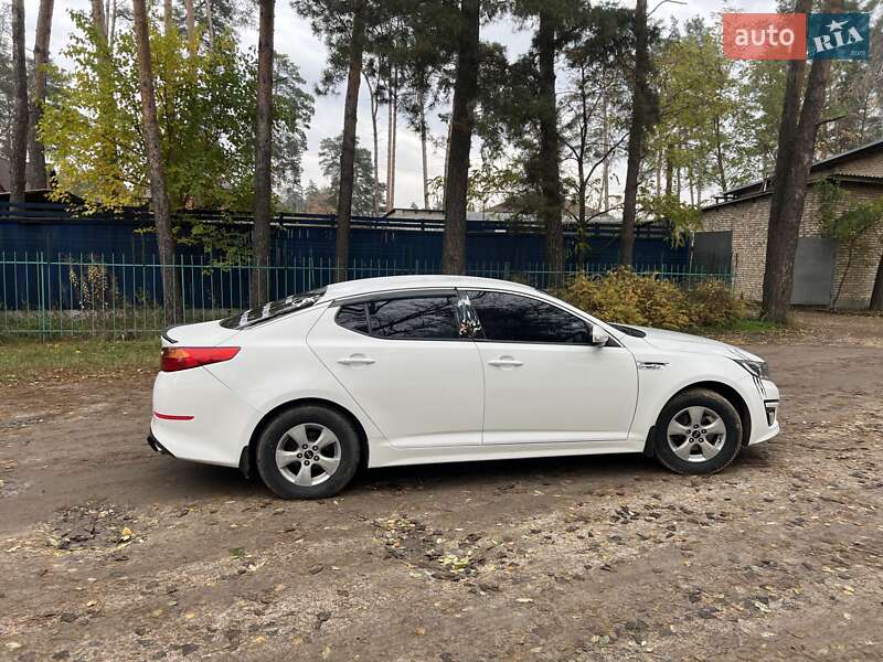 Седан Kia K5 2015 в Бучі