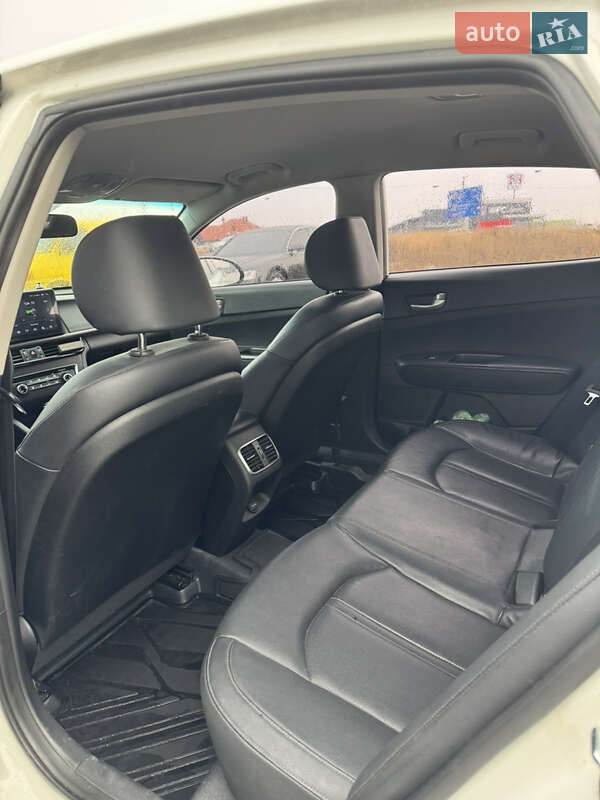 Седан Kia K5 2017 в Львові