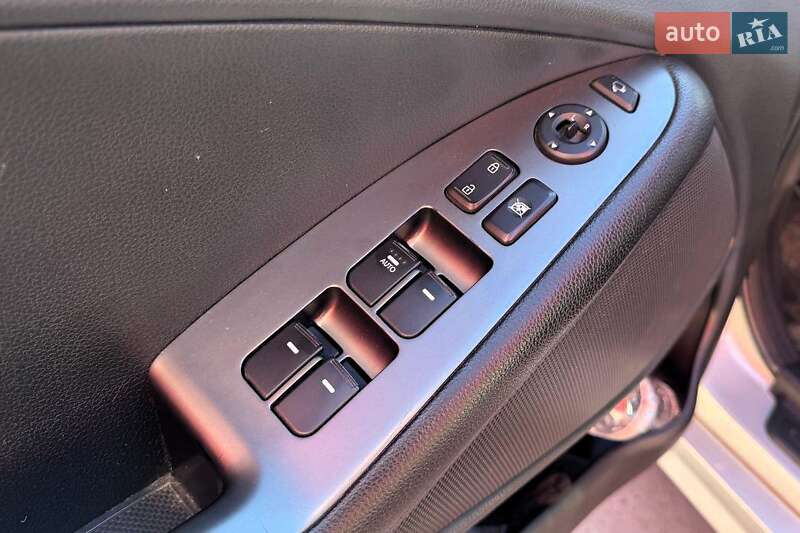 Седан Kia K5 2014 в Киеве