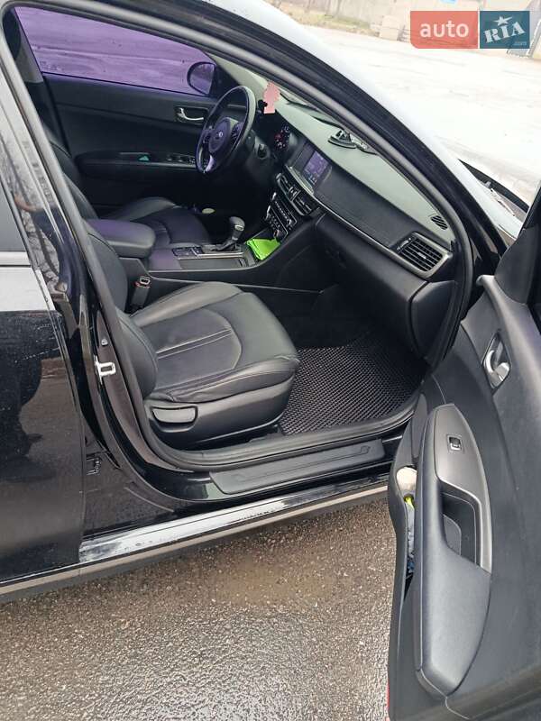 Седан Kia K5 2016 в Умані