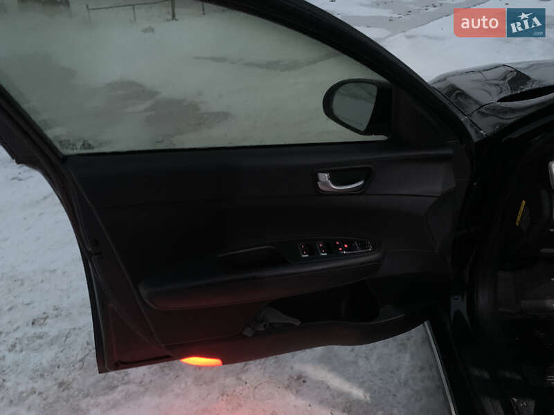 Седан Kia K5 2015 в Запоріжжі