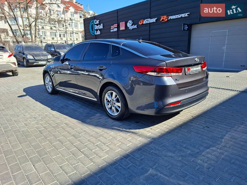 Седан Kia K5 2016 в Одессе