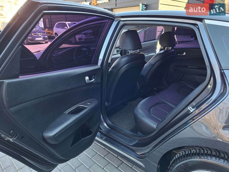 Седан Kia K5 2016 в Одессе