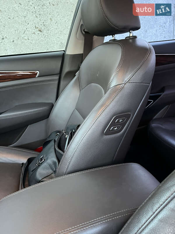 Седан Kia K7 2016 в Гусятині