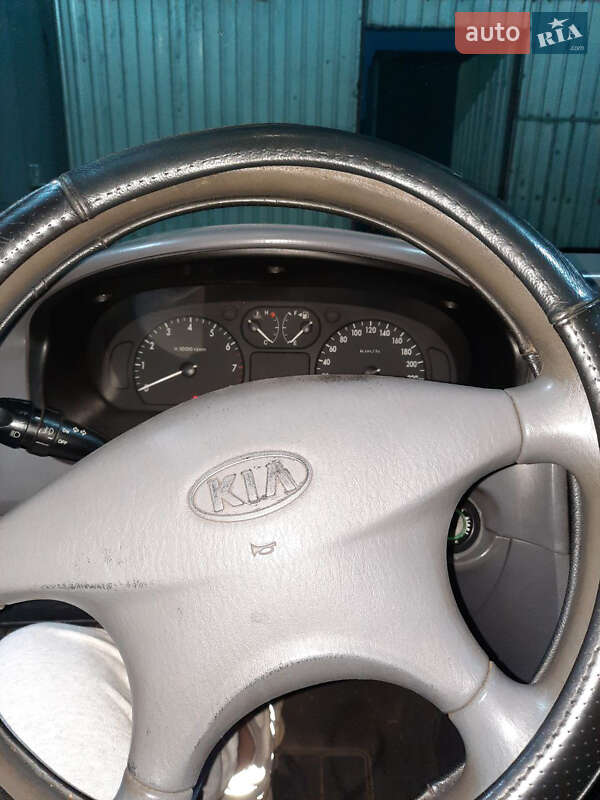 Седан Kia Magentis 2004 в Ромнах