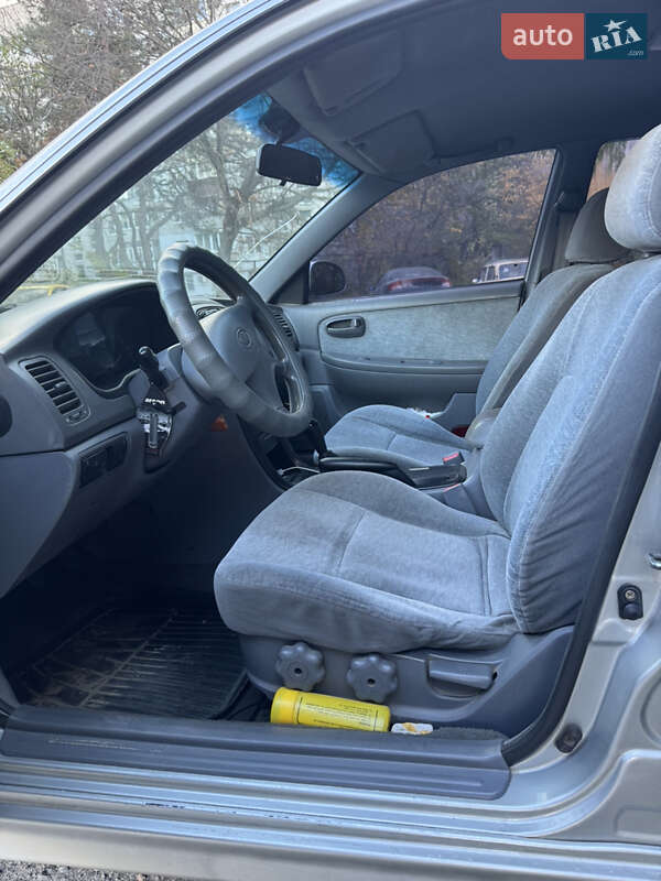 Седан Kia Magentis 2004 в Днепре