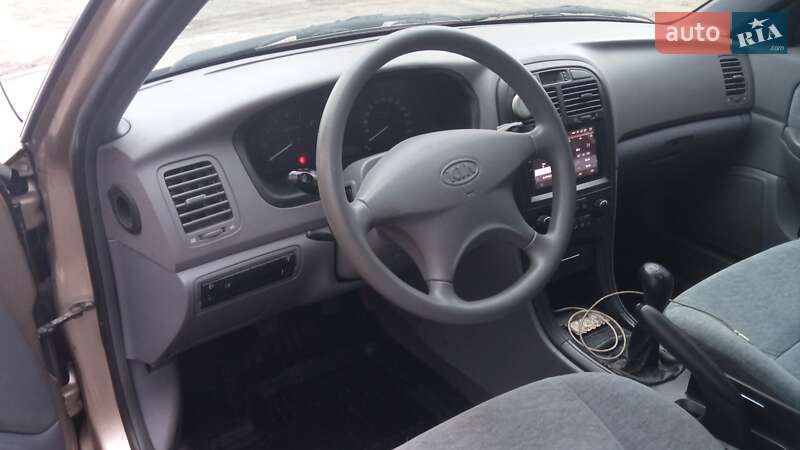 Седан Kia Magentis 2004 в Києві