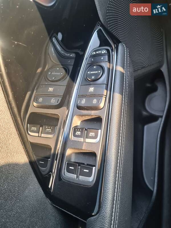 Позашляховик / Кросовер Kia Niro 2017 в Івано-Франківську