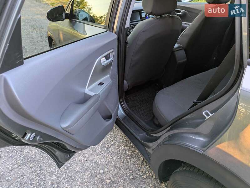 Позашляховик / Кросовер Kia Niro 2017 в Івано-Франківську