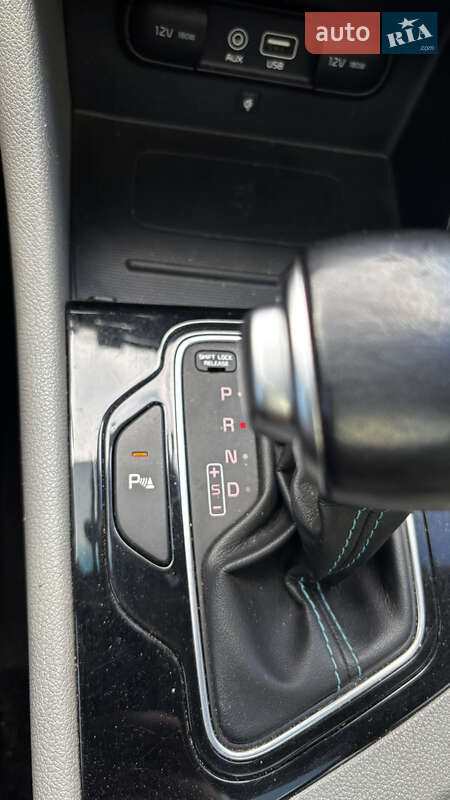 Внедорожник / Кроссовер Kia Niro 2017 в Полтаве