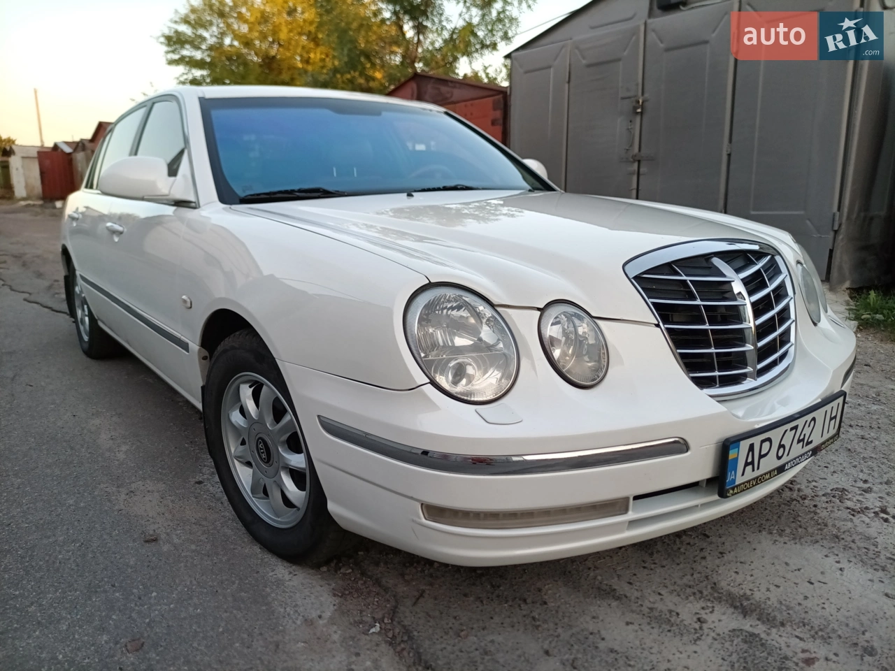 Продам улюблений авто, корейський бізнес клас з низькими корейськими цінами на запчастини і комфортом S-класу від мерседес.
Кузов зовні повторно пофарбований в білий чудовий насичений перламутровий колір, дверні ніші не фарбувалися. Причина повного фарбування косметична, щоб авто мало абсолютно рівний колір. Подушки безпеки не спрацьовували. Все скло рідне, окрім лобового, яке вкрите якісною атермальною плівкою хамелеон.Фари прозорі, мають заводський ксенон з діодними покажчиками поворотів. Заводська шумоізоляція преміального рівня.
Мотор 3.5 бензин V6 з бомбезним басовитим тихим повністю заводським вихлопом потужністю 203 к.с. з чавунним блоком циліндрів і гідрокомпенсаторами. Масло не бере. Поміняний ремінь ГРМ, обслуговувався оригінальним маслом, фільтрами та запчастинами.
Був встановлений газ, який демонтував попередній власник. Я назад не ставив, обладнання в наявності, в техпаспорті газ вписаний. 
АКПП гідротрансформаторна зі свіжим маслом, не штовхається, перемикає передачі плавно та вчасно.
Підвіска незалежна перед і зад в гарному стані. Повна профілактика гальмівної системи. Пічка промита, тому жарить так, що руку не втримаєш.
Встановлена одностороння сигналізація Мангуст.
Комплектація дуже приємна:
-	Шкіряний салон зі вставками під дерево
-	Пам’ять сидінь і керма з електрорегулюваннями
-	Бортовий комп’ютер
-	Всі склопідйомники автоматичні електричні
-	Підігрів УСІХ сидінь
-	Трьохзонний кліматконтроль
-	Задні парктроніки
-	Легкосплавні диски на 16
-	Протитуманні фари
-	Датчики світла та дощу
-	Мультикермо
-	Круїзконтроль
-	Центральне дзеркало з автозатемненням
-	Чудова музика з сасабвуфером Infinity
-	Металевий захист двигуна
-	Два комплекти килимків, в точу числі в багажнику
-	Два ключі
-	Сигналізація
-	ГБО
Знаходиться в Боярці Київської обл. 12 км від Кільцевої.
Авторіа показує 6 власників, але це 6 реєстраційних дій, тобто вписувався газ, встановлювалися дорогі номерні знаки, потім змінювались на прості.
Допомога в продажу не потрібна.
Записав ютуб-відео