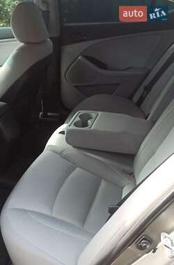 Седан Kia Optima 2013 в Гадяче