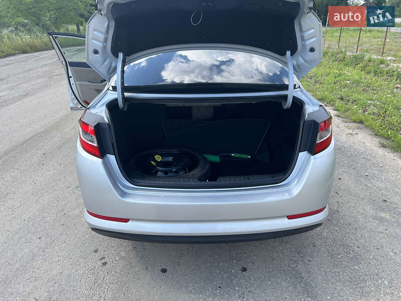 Седан Kia Optima 2011 в Калуше