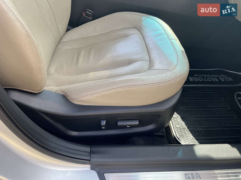 Седан Kia Optima 2011 в Калуше