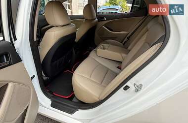 Седан Kia Optima 2012 в 