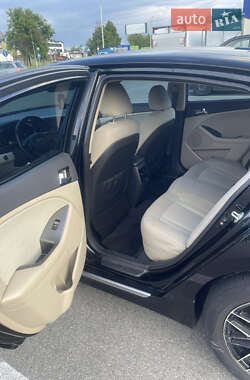 Седан Kia Optima 2012 в 