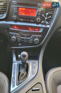 Седан Kia Optima 2011 в 