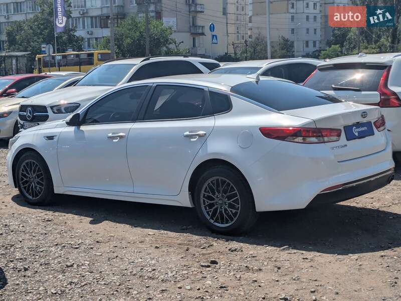 Седан Kia Optima 2017 в Киеве