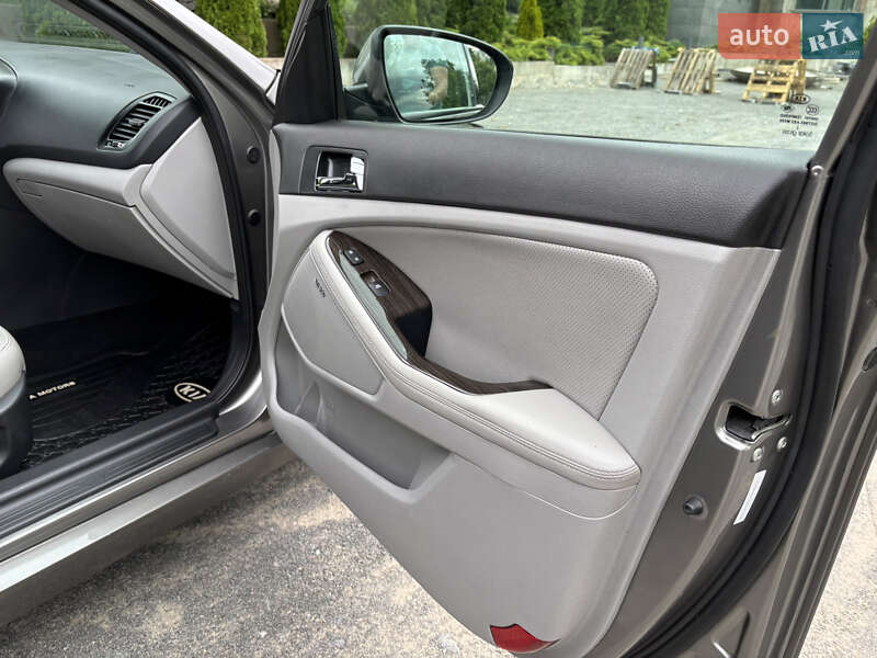 Седан Kia Optima 2012 в Хмельницком