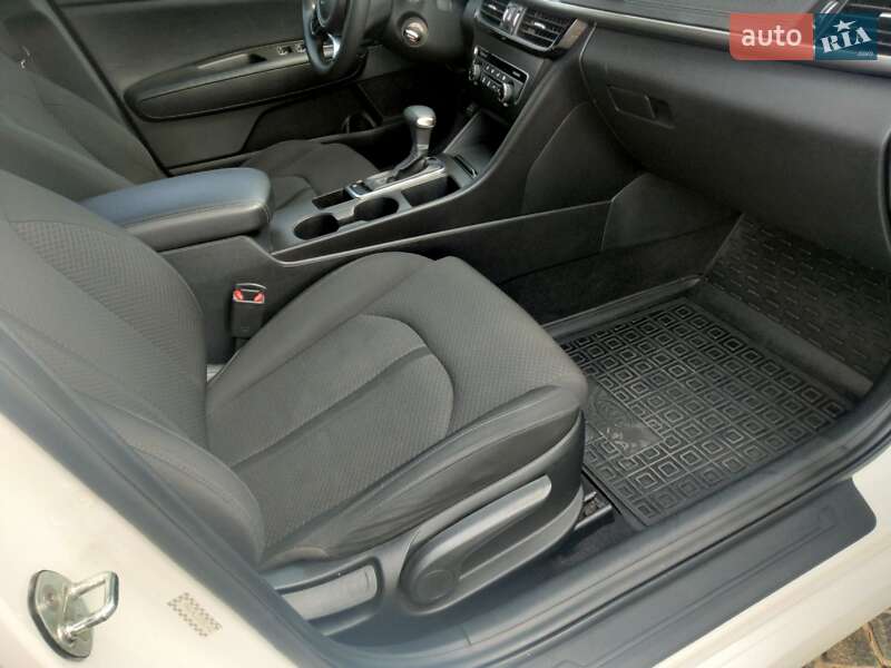Седан Kia Optima 2016 в Днепре