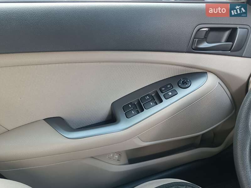 Седан Kia Optima 2013 в Черкассах