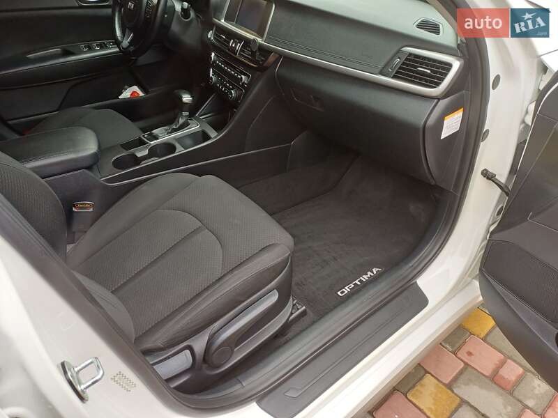 Седан Kia Optima 2016 в Черноморске