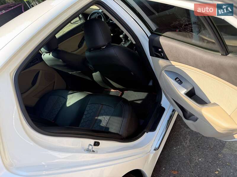 Седан Kia Optima 2014 в Киеве