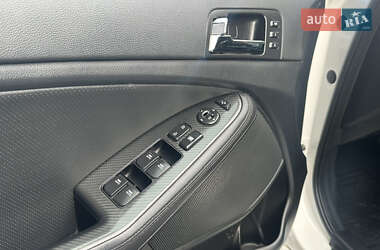 Седан Kia Optima 2012 в 
