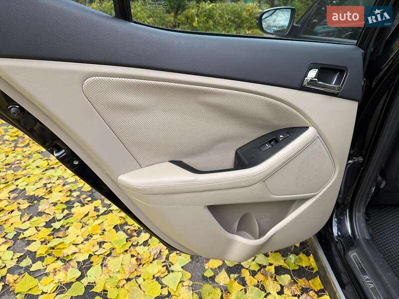 Седан Kia Optima 2013 в Києві
