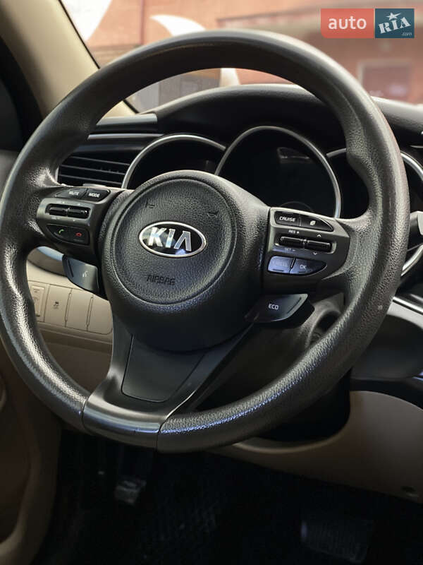 Седан Kia Optima 2013 в Бурштині