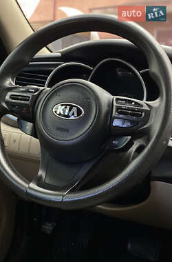 Седан Kia Optima 2013 в 