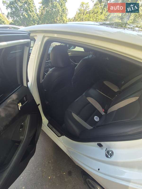 Седан Kia Optima 2012 в Запоріжжі