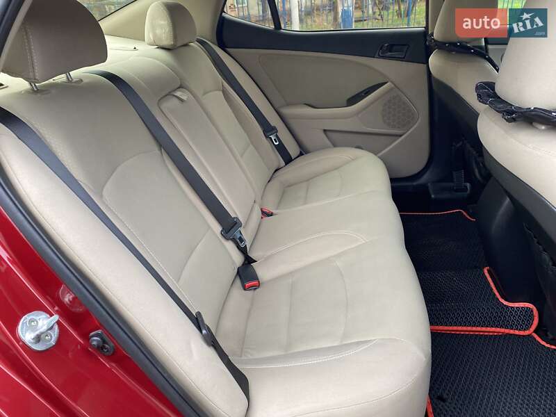 Седан Kia Optima 2015 в Николаеве