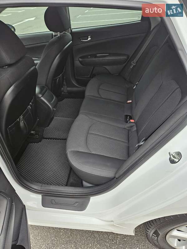 Седан Kia Optima 2017 в Киеве