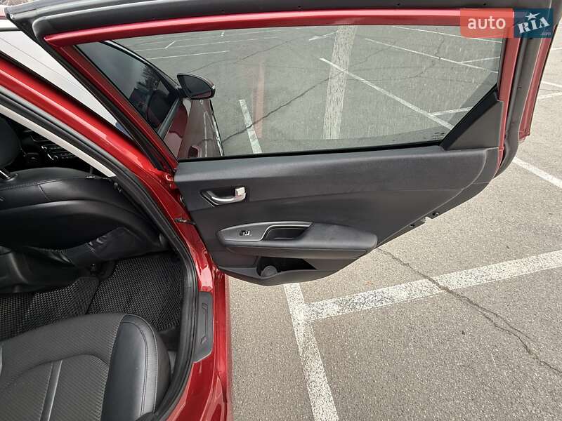 Седан Kia Optima 2017 в Днепре