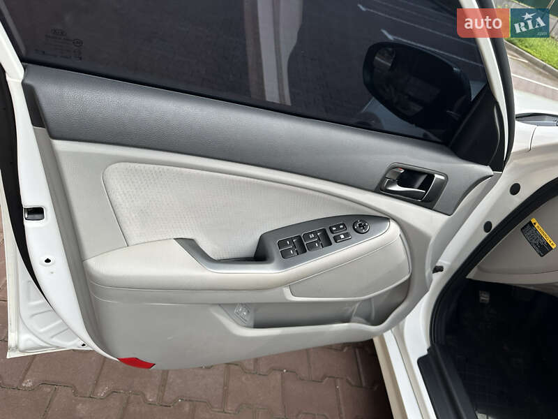 Седан Kia Optima 2013 в Киеве