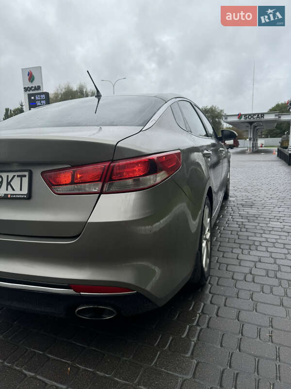 Седан Kia Optima 2016 в Обухові