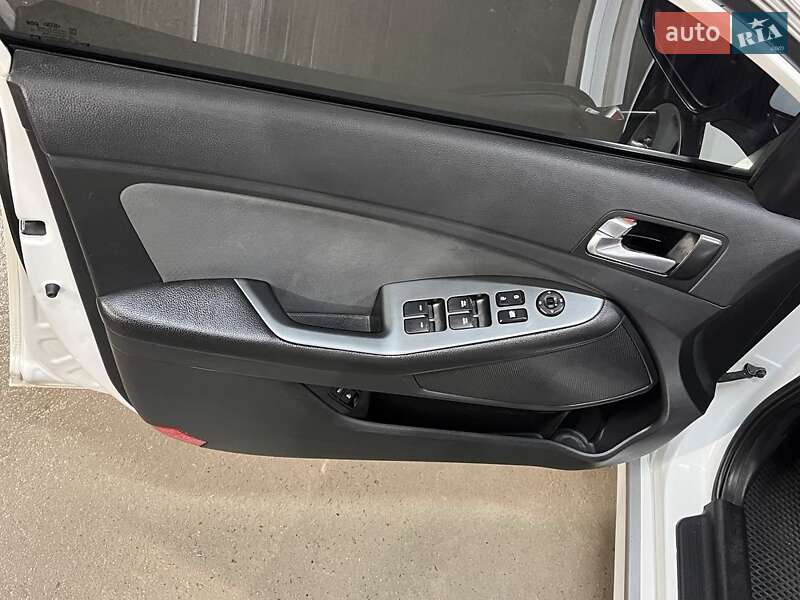 Седан Kia Optima 2015 в Апостолово