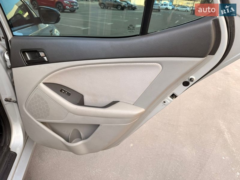 Седан Kia Optima 2012 в Києві