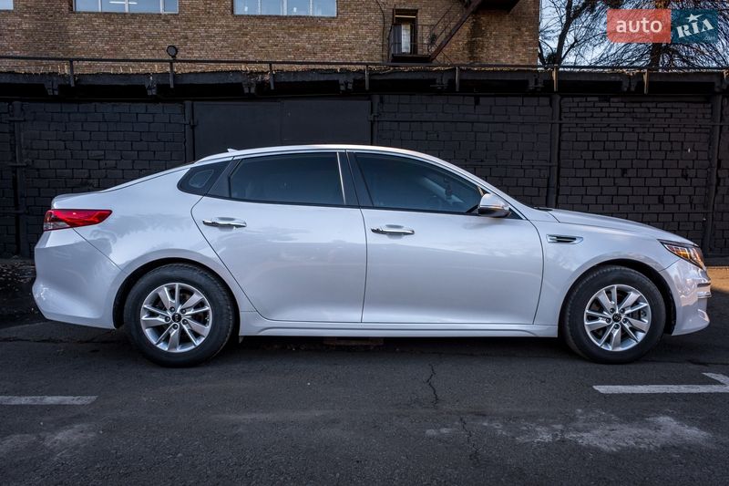 Седан Kia Optima 2017 в Киеве