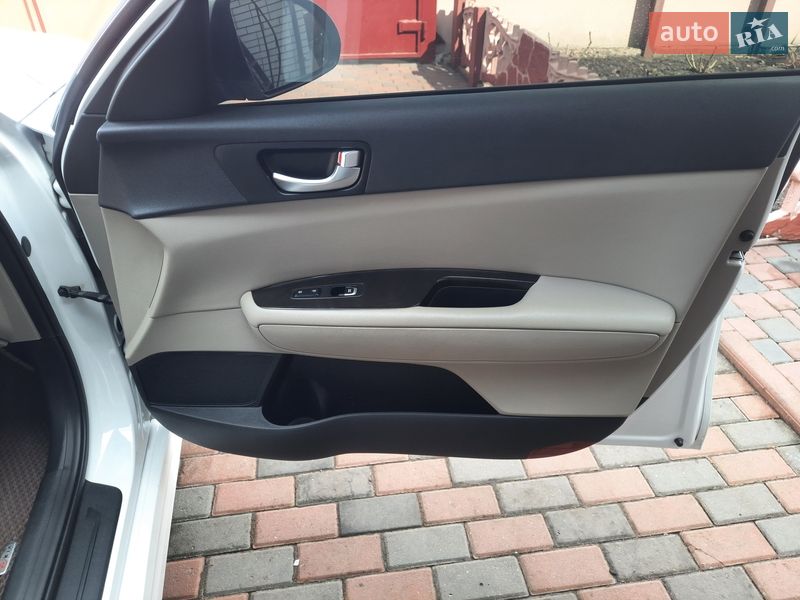 Седан Kia Optima 2016 в Прилуках