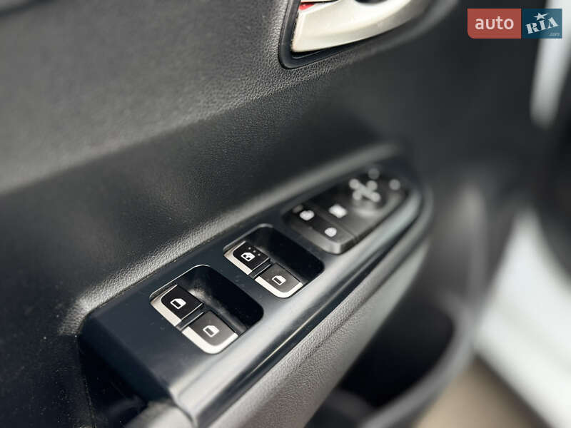 Внедорожник / Кроссовер Kia Rio X-Line 2019 в Полтаве
